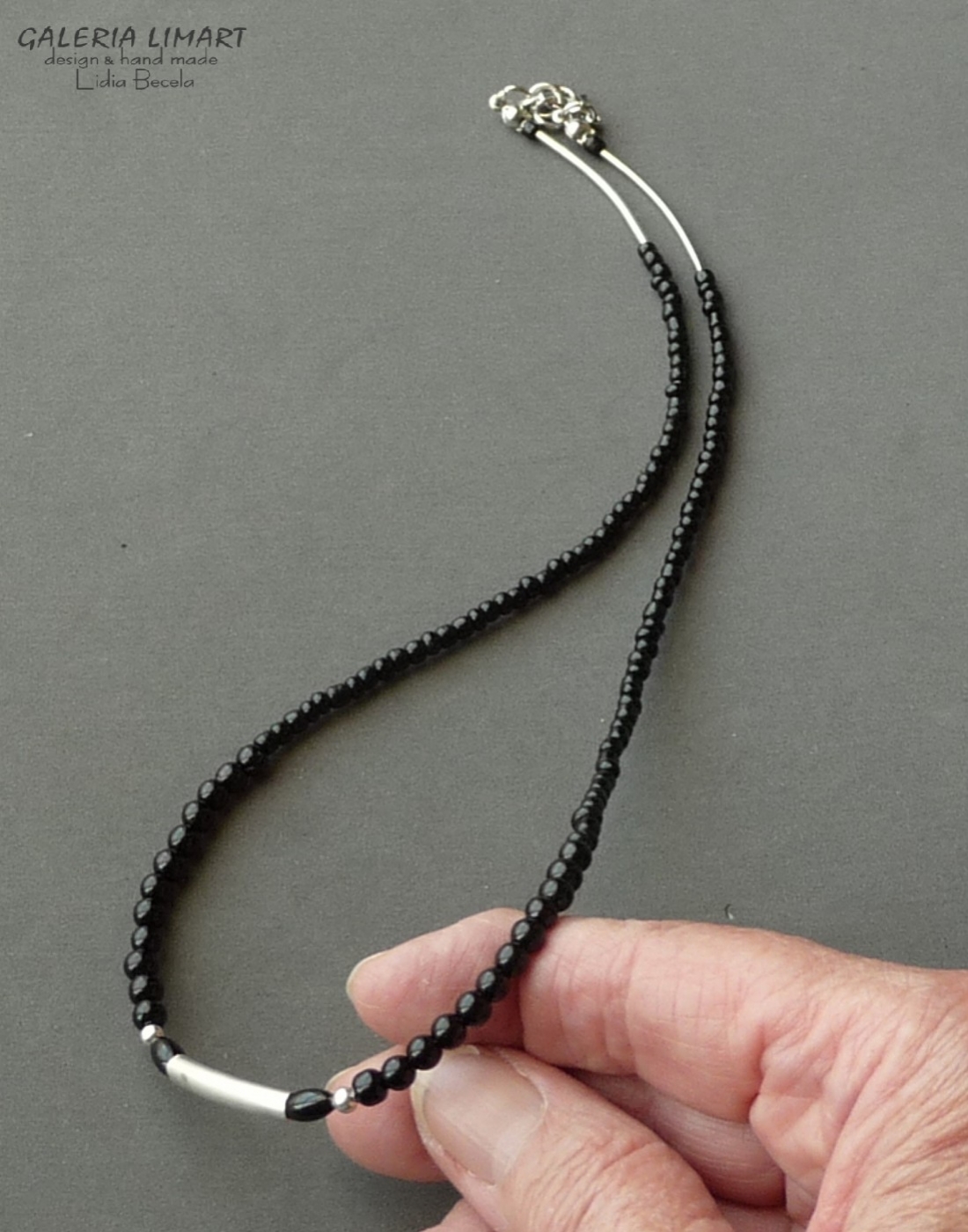 minimalistyczny naszyjnik z mnóstwa drobnych czarnych szklanych koralików (seed beads) dodatkowo ozdobiobny stalowymi rurkami. Dla NIEGO lub dla NIEJ